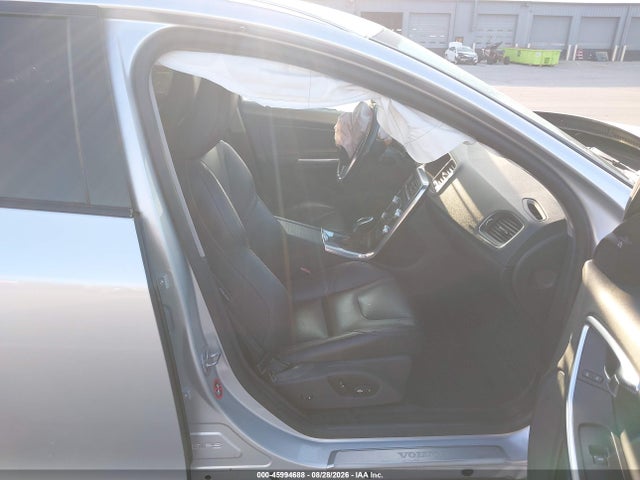 45994688 :رقم المزاد ، YV4612HK5F1001301 vin ، 2015 Volvo V60 Cross Country T5 مزاد بيع