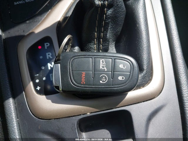 45997274 :رقم المزاد ، 1C4PJMCS8FW558281 vin ، 2015 Jeep Cherokee Latitude مزاد بيع
