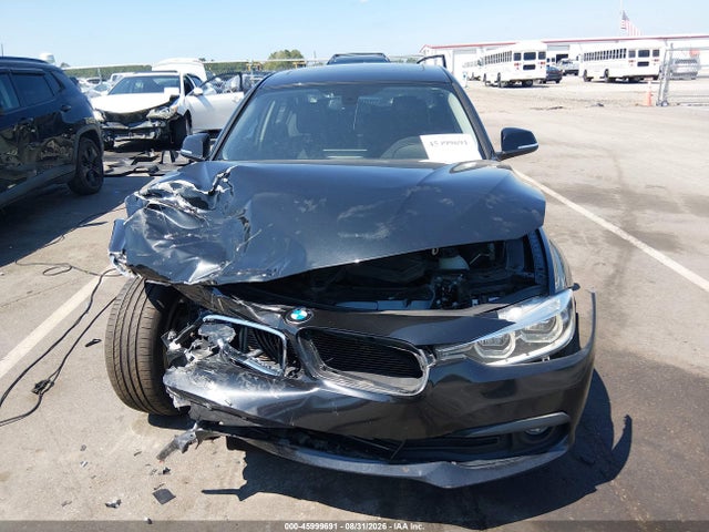 45999691 :رقم المزاد ، WBA8A9C53JAD26933 vin ، 2018 Bmw 320i مزاد بيع
