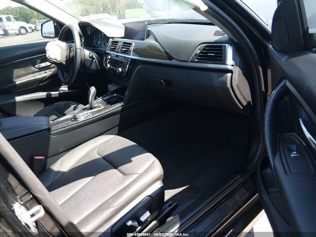 45999691 :رقم المزاد ، WBA8A9C53JAD26933 vin ، 2018 Bmw 320i مزاد بيع
