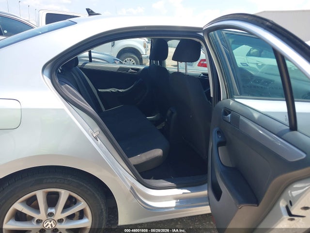 2015 Volkswagen Jetta 1.8t Se მანქანა იყიდება აუქციონზე, vin: 3VWD17AJ0FM330559, აუქციონის ნომერი: 46001808