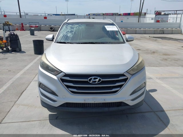 KM8J33A46HU580885 Hyundai TUCSON SE