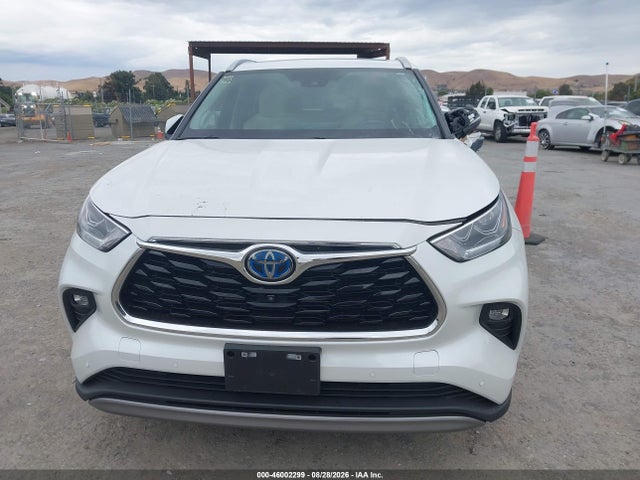 Toyota Highlander Hybrid Platinum 2024 5TDEBRCH9RS628445 Image 14