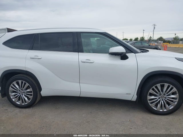 Toyota Highlander Hybrid Platinum 2024 5TDEBRCH9RS628445 Image 15