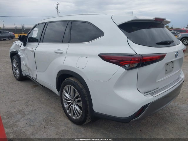 Toyota Highlander Hybrid Platinum 2024 5TDEBRCH9RS628445 Image 3