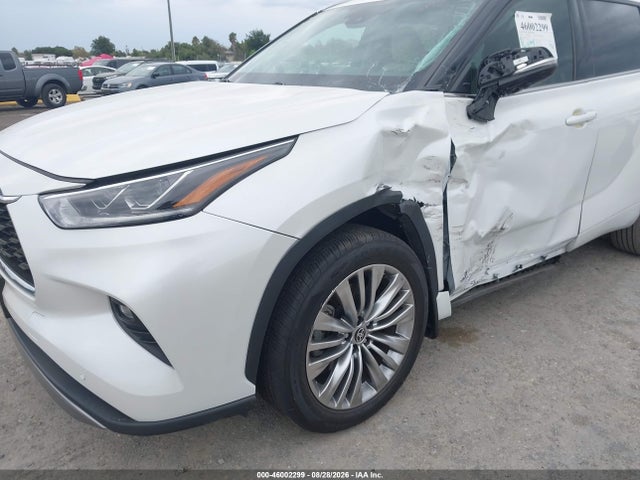 Toyota Highlander Hybrid Platinum 2024 5TDEBRCH9RS628445 Image 12