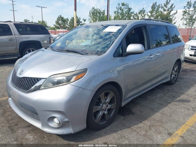 Toyota Sienna Se 8 Passenger 2017 5TDXZ3DC7HS847875 Image 2