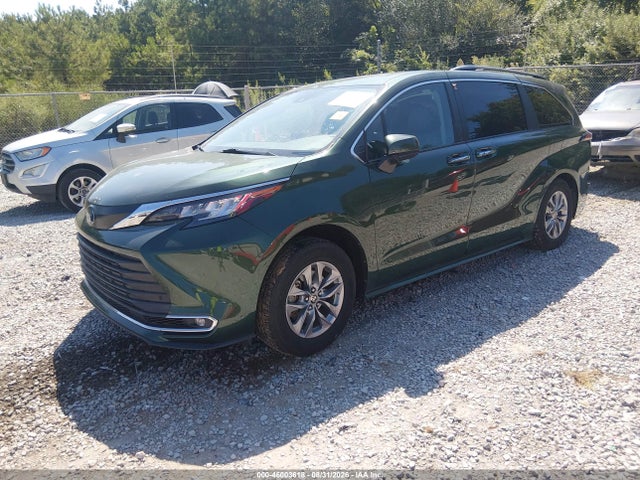 Toyota SIENNA XLE 2022 5TDYRKEC8NS127994 Image 2