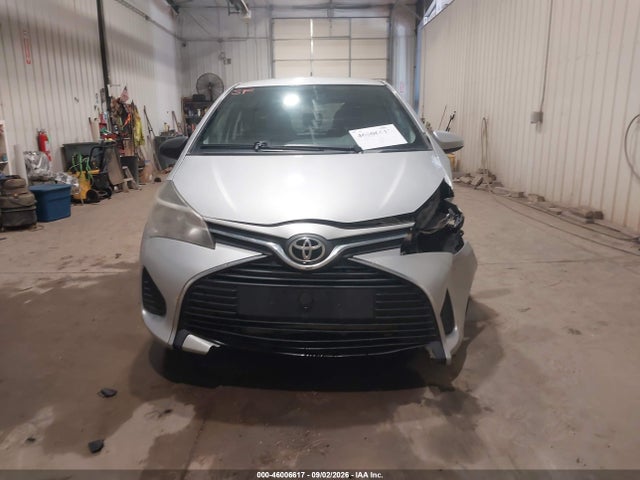46006617 :رقم المزاد ، VNKJTUD33FA018526 vin ، 2015 Toyota Yaris Le مزاد بيع