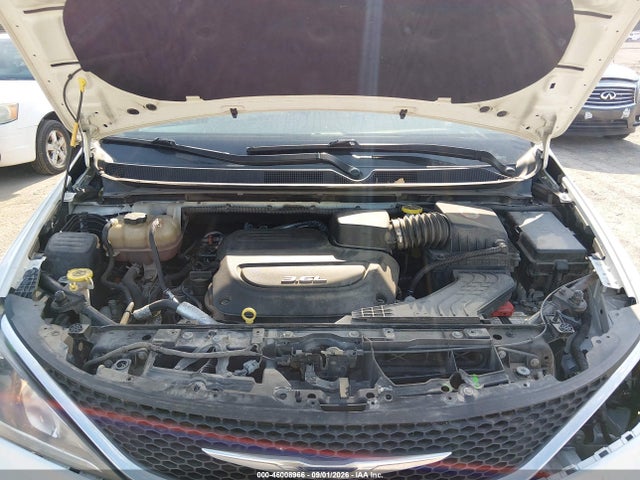 Продаж на аукціоні авто 2017 Chrysler Pacifica Touring-l, vin: 2C4RC1BG5HR702587, номер лоту: 46008966