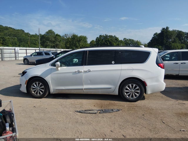 Продаж на аукціоні авто 2017 Chrysler Pacifica Touring-l, vin: 2C4RC1BG5HR702587, номер лоту: 46008966