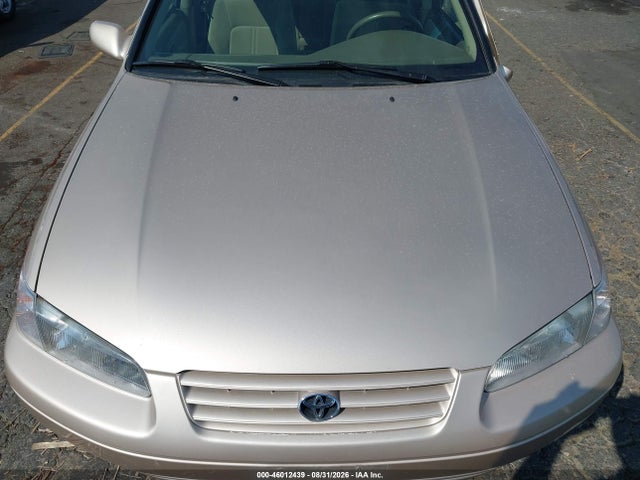 46012439 :رقم المزاد ، 4T1BG22K5WU857703 vin ، 1998 Toyota Camry Ce مزاد بيع