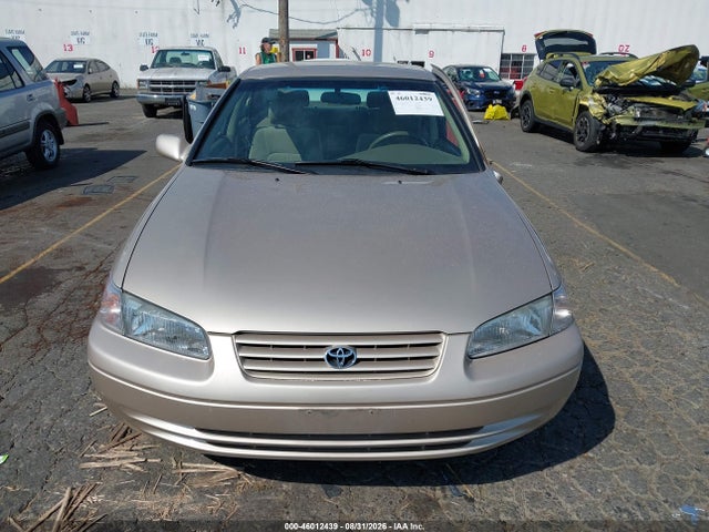 46012439 :رقم المزاد ، 4T1BG22K5WU857703 vin ، 1998 Toyota Camry Ce مزاد بيع