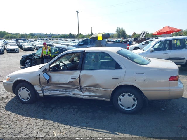 46012439 :رقم المزاد ، 4T1BG22K5WU857703 vin ، 1998 Toyota Camry Ce مزاد بيع