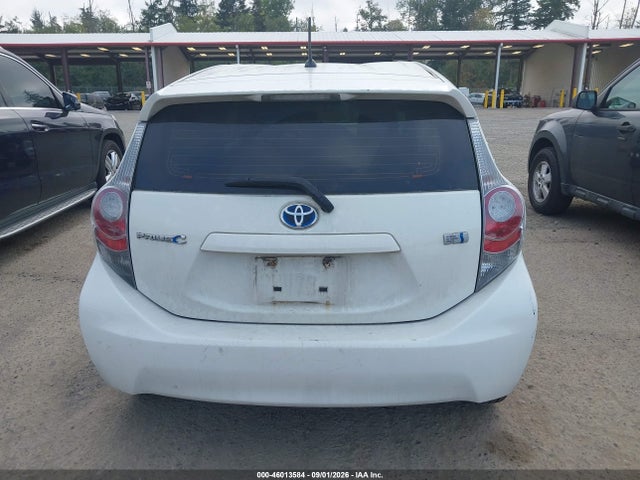 Toyota Prius C Two 2014 JTDKDTB33E1077517 Image 17
