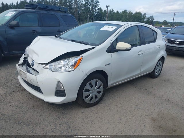 Toyota Prius C Two 2014 JTDKDTB33E1077517 Image 2