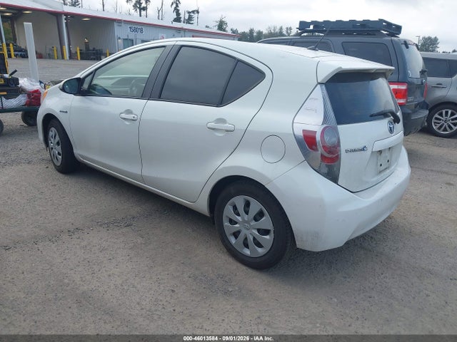 Toyota Prius C Two 2014 JTDKDTB33E1077517 Image 3