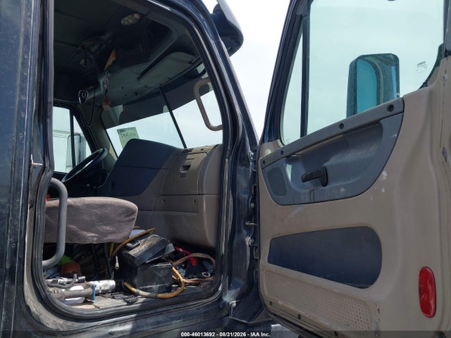 2017 Freightliner Cascadia 125 მანქანა იყიდება აუქციონზე, vin: 3AKJGEDV1HDHW0276, აუქციონის ნომერი: 46013692