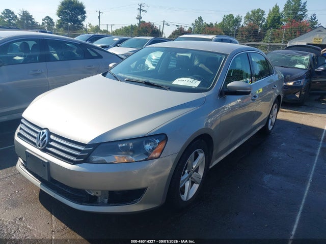 2013 Volkswagen Passat 2.5l Se მანქანა იყიდება აუქციონზე, vin: 1VWBP7A38DC121236, აუქციონის ნომერი: 46014327