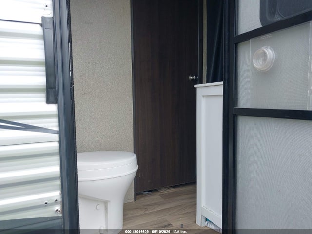 46016609 :رقم المزاد ، 4YDT30328J3155619 vin ، 2018 Keystone 303bh Springdale مزاد بيع