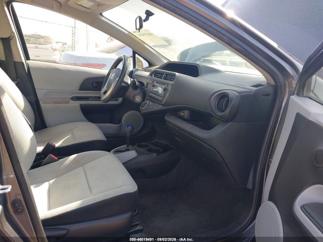 Toyota Prius C One 2014 JTDKDTB30E1071562 Image 5