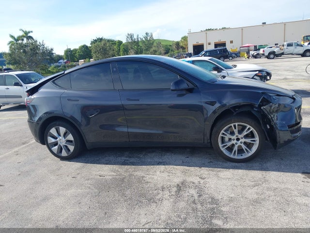 Tesla Model Y 2024 7SAYGDED6RF077264 Image 14