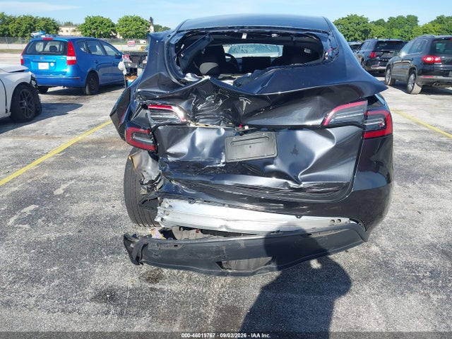 Tesla Model Y 2024 7SAYGDED6RF077264 Image 17