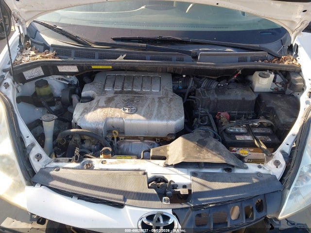 46020027 :رقم المزاد ، 5TDKK4CC8AS308953 vin ، 2010 Toyota Sienna Le مزاد بيع