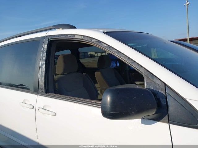 46020027 :رقم المزاد ، 5TDKK4CC8AS308953 vin ، 2010 Toyota Sienna Le مزاد بيع