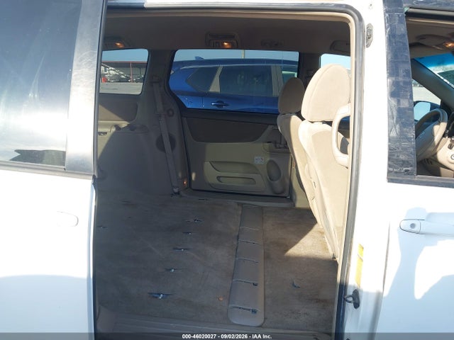 46020027 :رقم المزاد ، 5TDKK4CC8AS308953 vin ، 2010 Toyota Sienna Le مزاد بيع