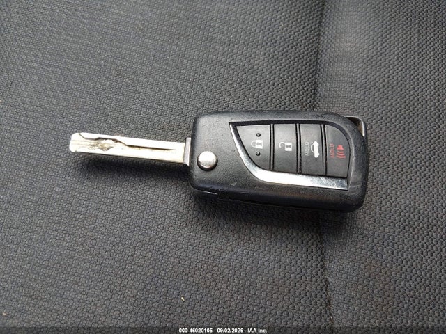 46020105 :رقم المزاد ، 5YFEPMAE4MP220918 vin ، 2021 Toyota Corolla Le مزاد بيع