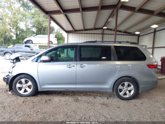2015 Toyota Sienna Le 8 Passenger მანქანა იყიდება აუქციონზე, vin: 5TDKK3DCXFS535934, აუქციონის ნომერი: 46020112