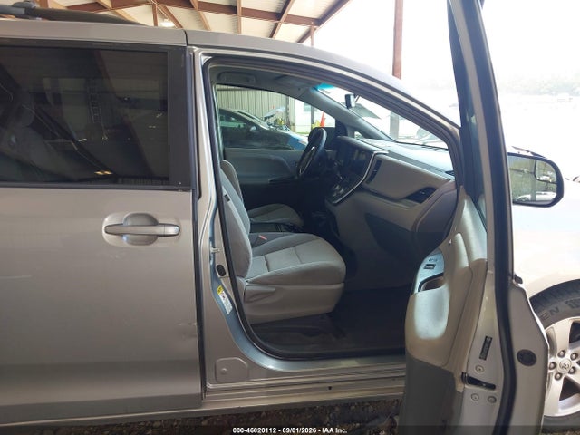 2015 Toyota Sienna Le 8 Passenger მანქანა იყიდება აუქციონზე, vin: 5TDKK3DCXFS535934, აუქციონის ნომერი: 46020112