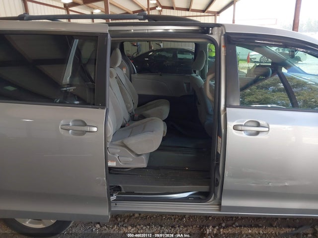 2015 Toyota Sienna Le 8 Passenger მანქანა იყიდება აუქციონზე, vin: 5TDKK3DCXFS535934, აუქციონის ნომერი: 46020112
