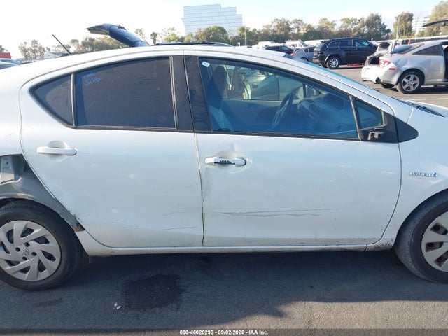 Toyota Prius C One 2014 JTDKDTB31E1562772 Image 14