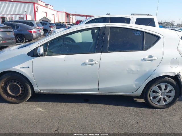 Toyota Prius C One 2014 JTDKDTB31E1562772 Image 15