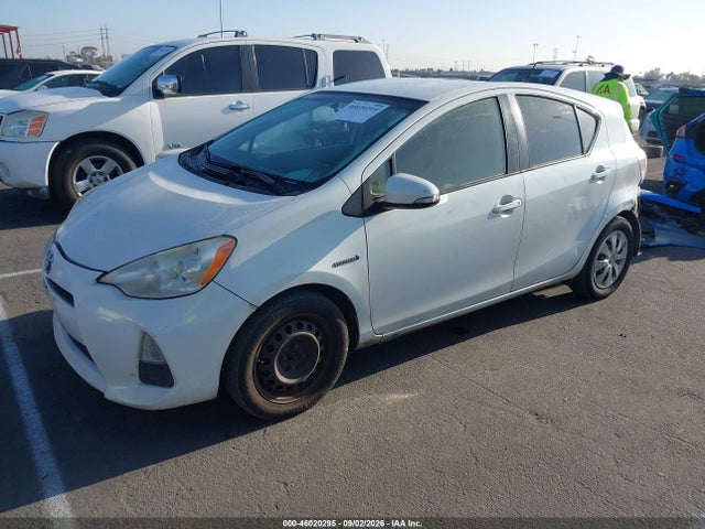 Toyota Prius C One 2014 JTDKDTB31E1562772 Image 2
