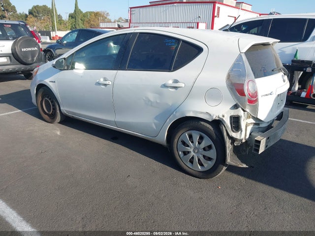 Toyota Prius C One 2014 JTDKDTB31E1562772 Image 3