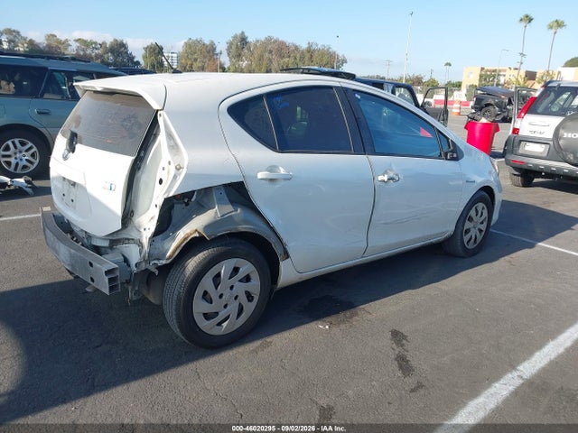 Toyota Prius C One 2014 JTDKDTB31E1562772 Image 4