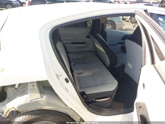 Toyota Prius C One 2014 JTDKDTB31E1562772 Image 8