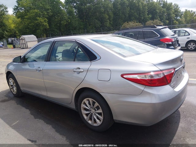 46020518 :رقم المزاد ، 4T1BF1FK9HU707040 vin ، 2017 Toyota Camry Le مزاد بيع