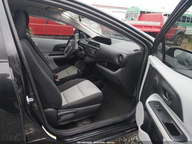 Toyota Prius C Two 2014 JTDKDTB31E1569897 Image 17