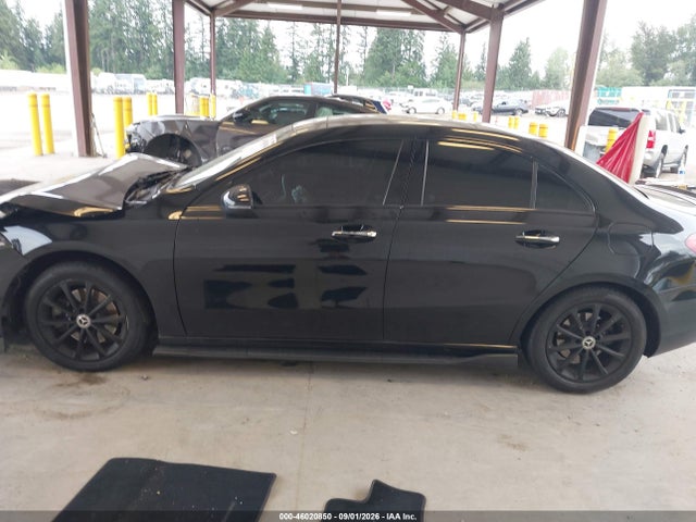 WDD3G4FB2KW001827 Mercedes-Benz A 220 4matic