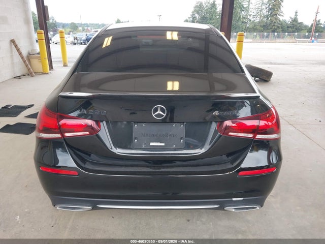 WDD3G4FB2KW001827 Mercedes-Benz A 220 4matic