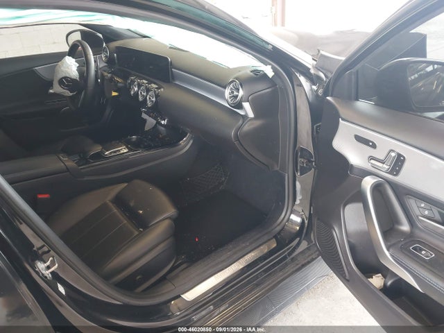 WDD3G4FB2KW001827 Mercedes-Benz A 220 4matic