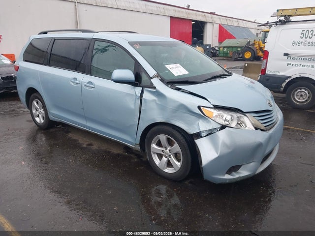 46020892 :رقم المزاد ، 5TDKK3DC5FS593532 vin ، 2015 Toyota Sienna Le 8 Passenger مزاد بيع