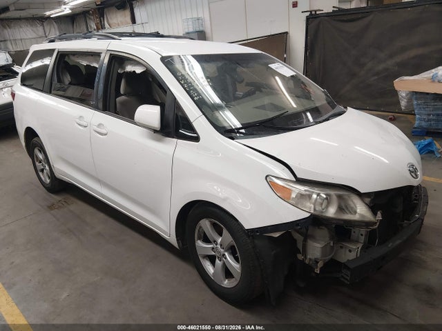 46021550 :رقم المزاد ، 5TDKK3DC3FS568838 vin ، 2015 Toyota Sienna Le 8 Passenger مزاد بيع