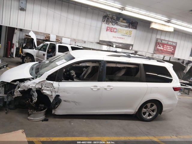 46021550 :رقم المزاد ، 5TDKK3DC3FS568838 vin ، 2015 Toyota Sienna Le 8 Passenger مزاد بيع