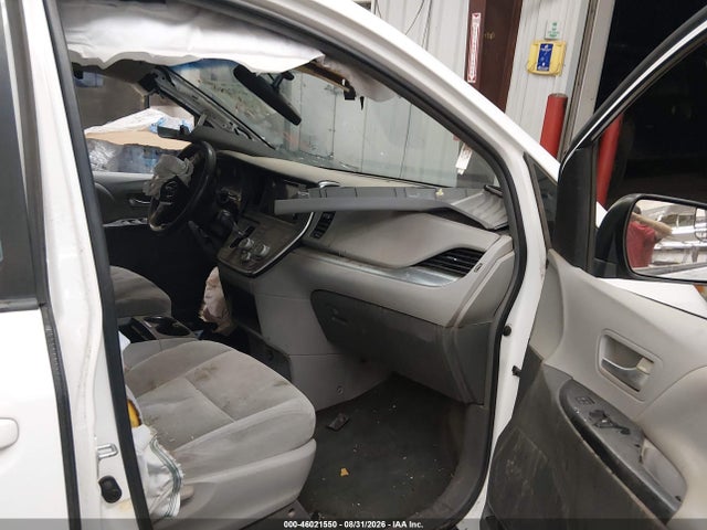 46021550 :رقم المزاد ، 5TDKK3DC3FS568838 vin ، 2015 Toyota Sienna Le 8 Passenger مزاد بيع