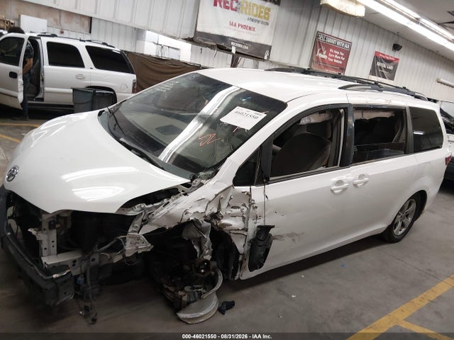 46021550 :رقم المزاد ، 5TDKK3DC3FS568838 vin ، 2015 Toyota Sienna Le 8 Passenger مزاد بيع